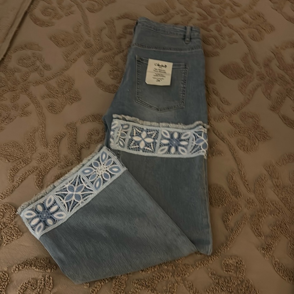 NWT Charlie B Cropped Embroidered Jeans 8